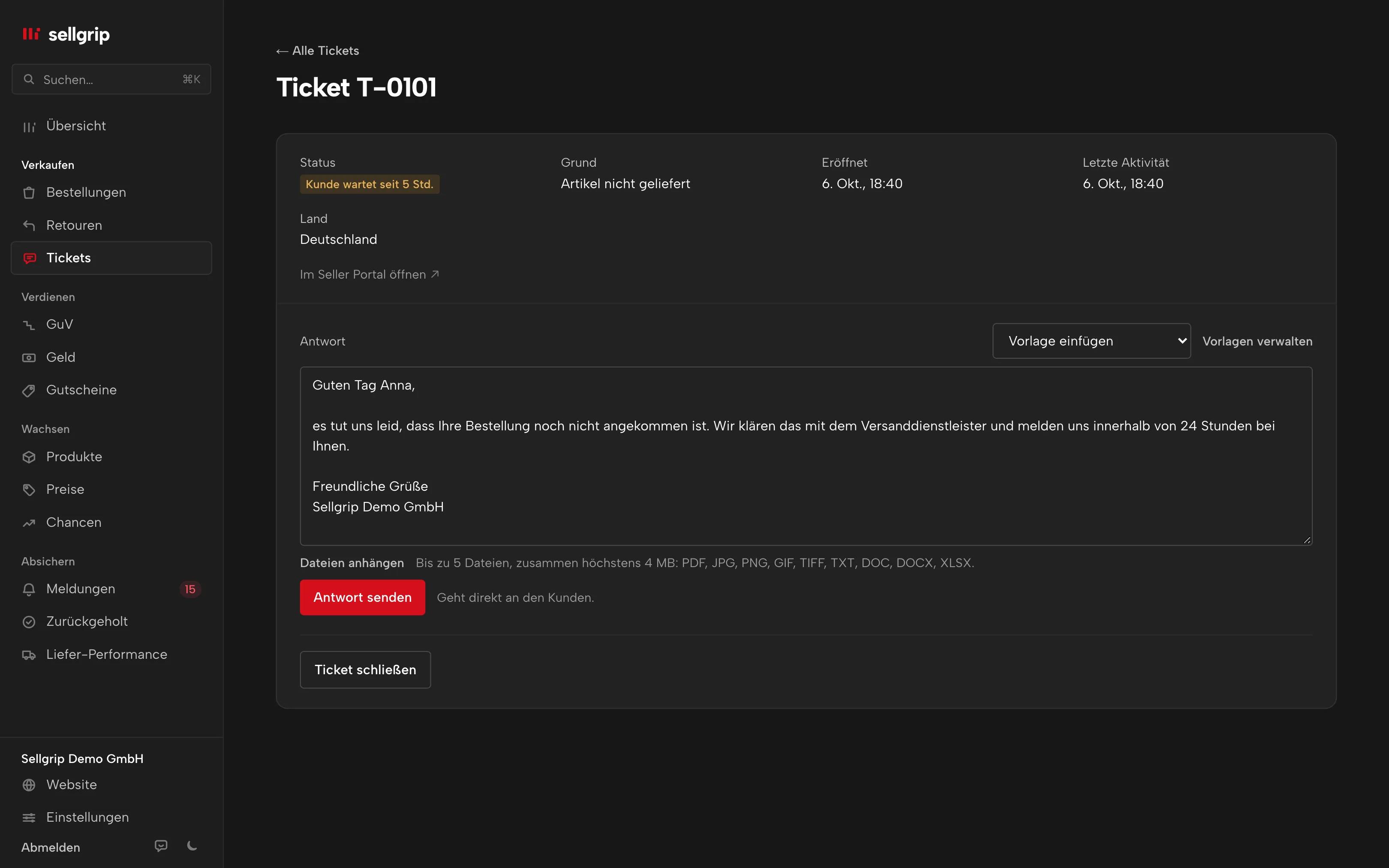 Ticket in Sellgrip mit dem Verlauf des Käufers und einer eingefügten Antwortvorlage, Name und Bestellnummer schon ausgefüllt.
