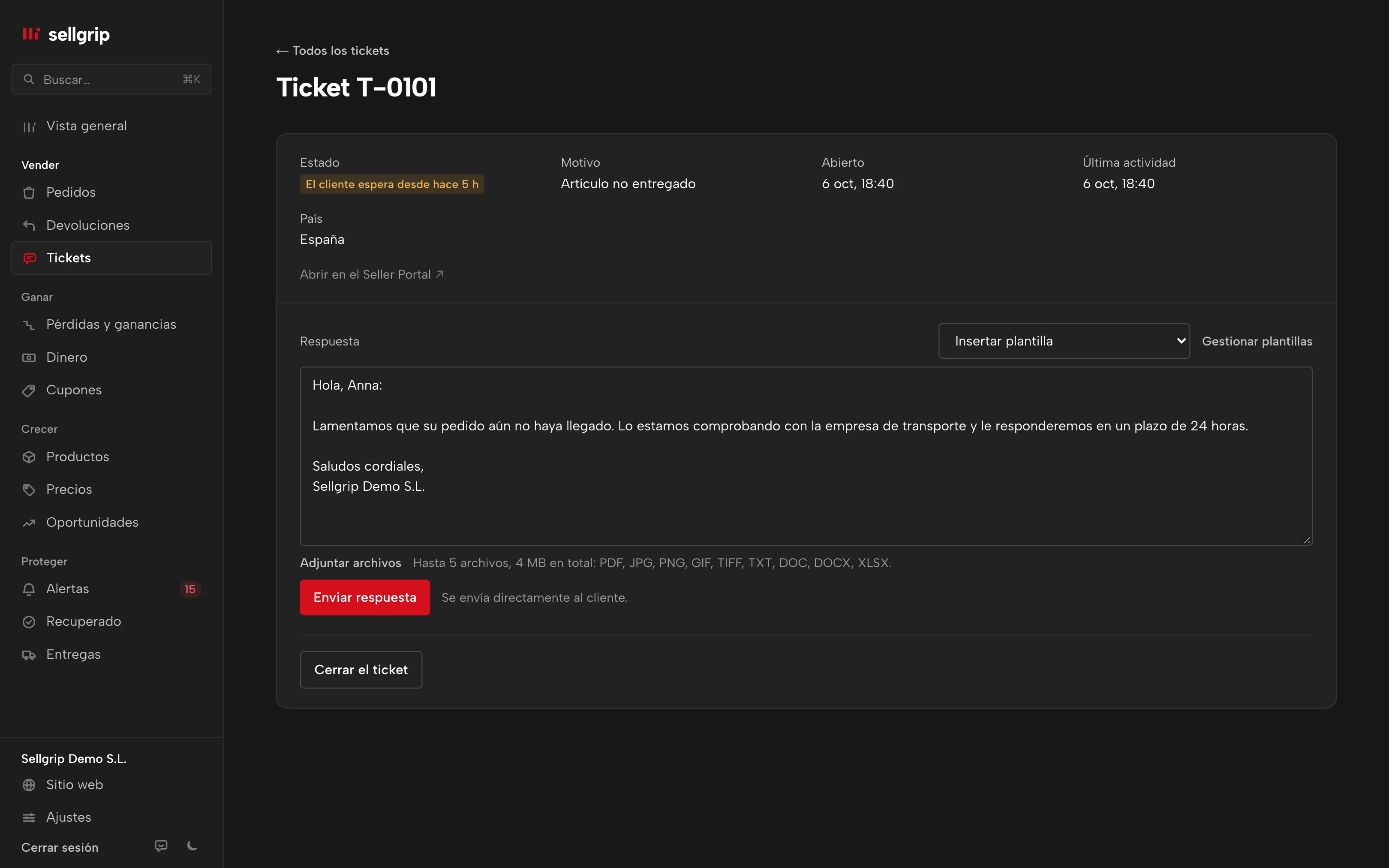 Ticket en Sellgrip con la conversación del comprador y una plantilla de respuesta insertada, nombre y número de pedido ya rellenados.