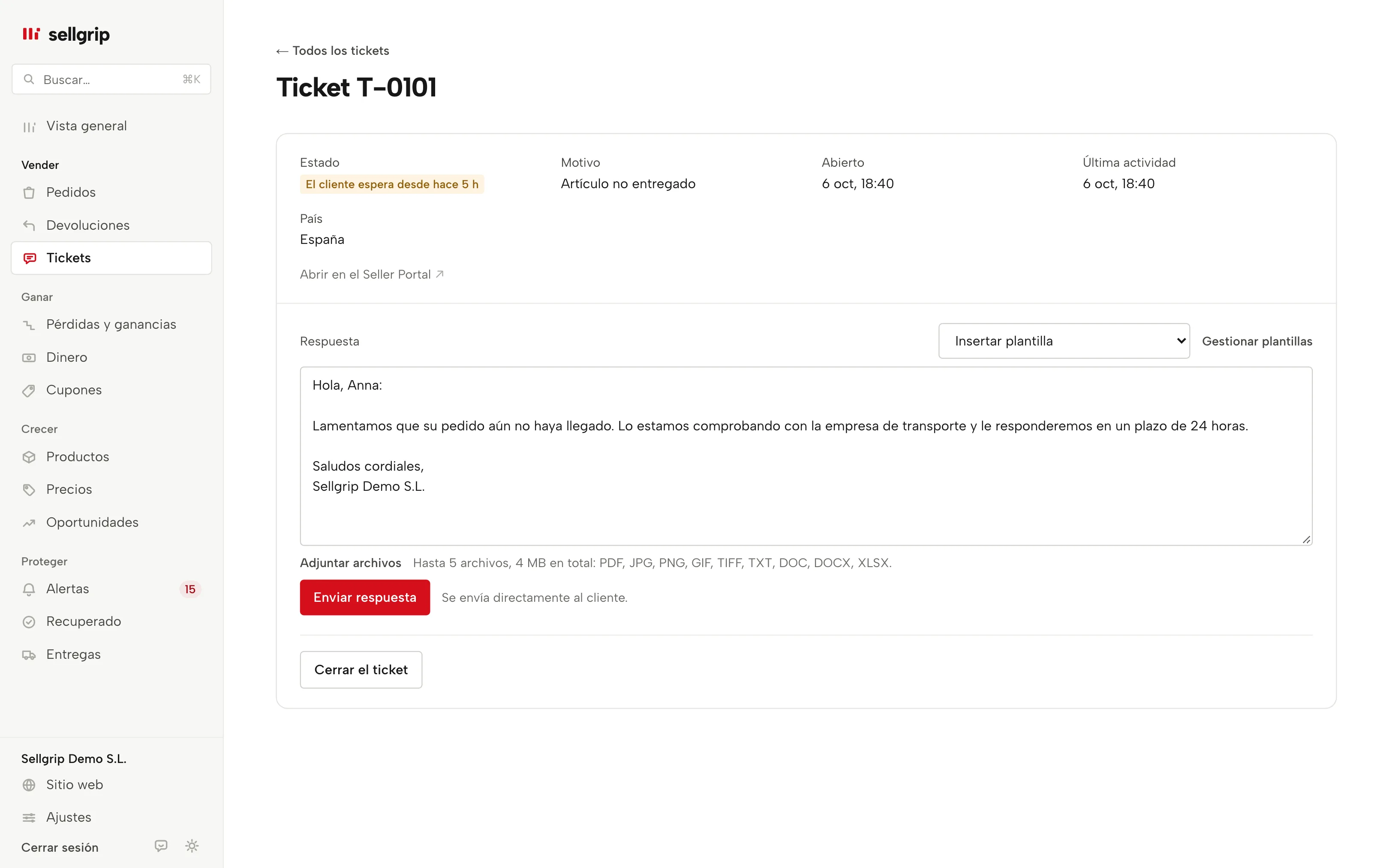 Ticket en Sellgrip con la conversación del comprador y una plantilla de respuesta insertada, nombre y número de pedido ya rellenados.