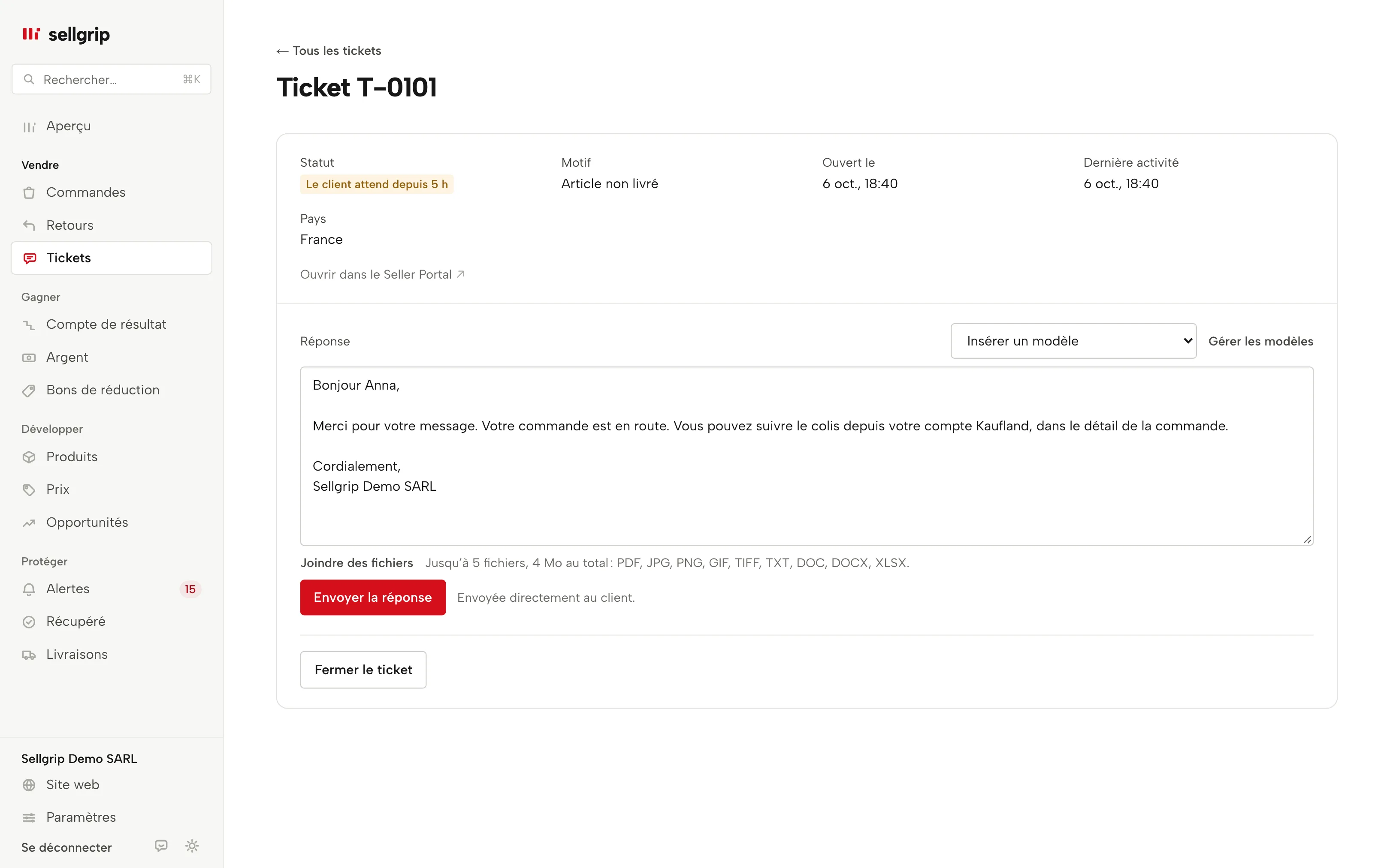 Ticket dans Sellgrip avec l’échange de l’acheteur et un modèle de réponse inséré, nom et numéro de commande déjà remplis.